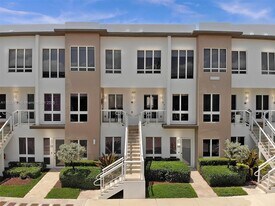 10255 NW 63rd Ter in Doral, FL - Building Photo