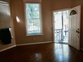 906 E St in Sacramento, CA - Building Photo - Interior Photo