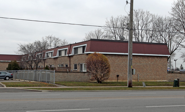 33 Taunton Rd E in Oshawa, ON - Building Photo - Building Photo