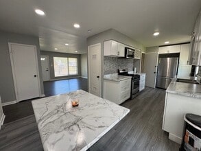 1123 Cedar Ln in Elk Grove Village, IL - Building Photo - Building Photo