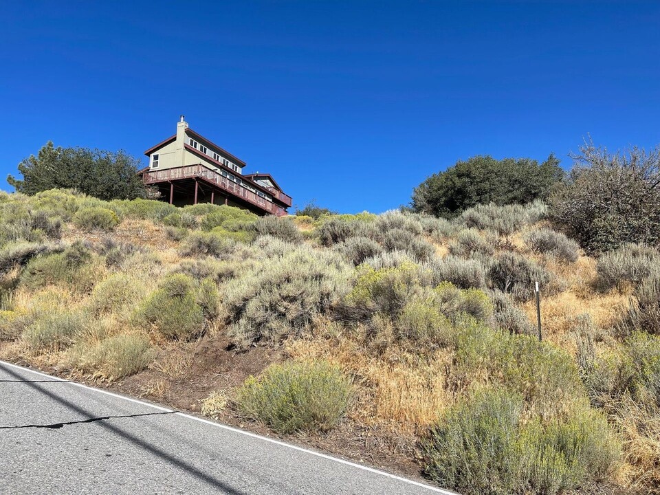 24230 Jacaranda Dr in Tehachapi, CA - Foto de edificio