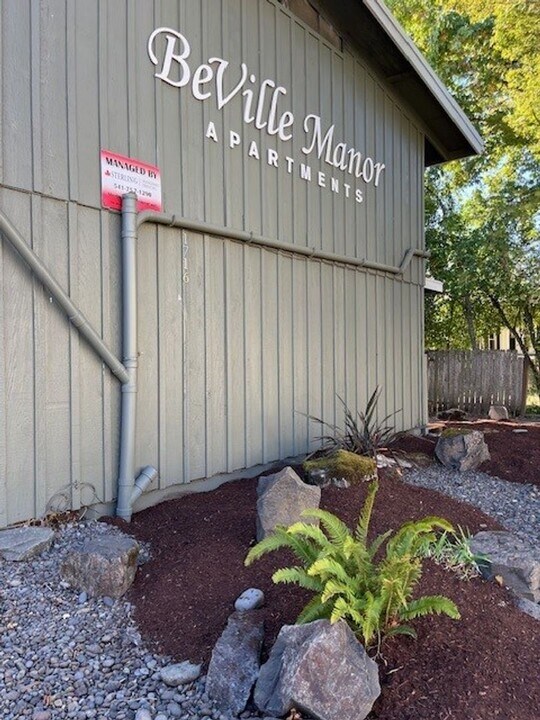 1716 Applegate St in Philomath, OR - Building Photo