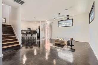 1600 Holly St in Austin, TX - Building Photo - Building Photo