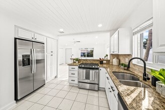 17 Fayette Dr in Ocean Ridge, FL - Foto de edificio - Building Photo