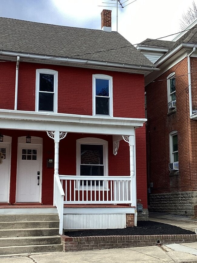 121 N Broad St in Waynesboro, PA - Building Photo - Building Photo