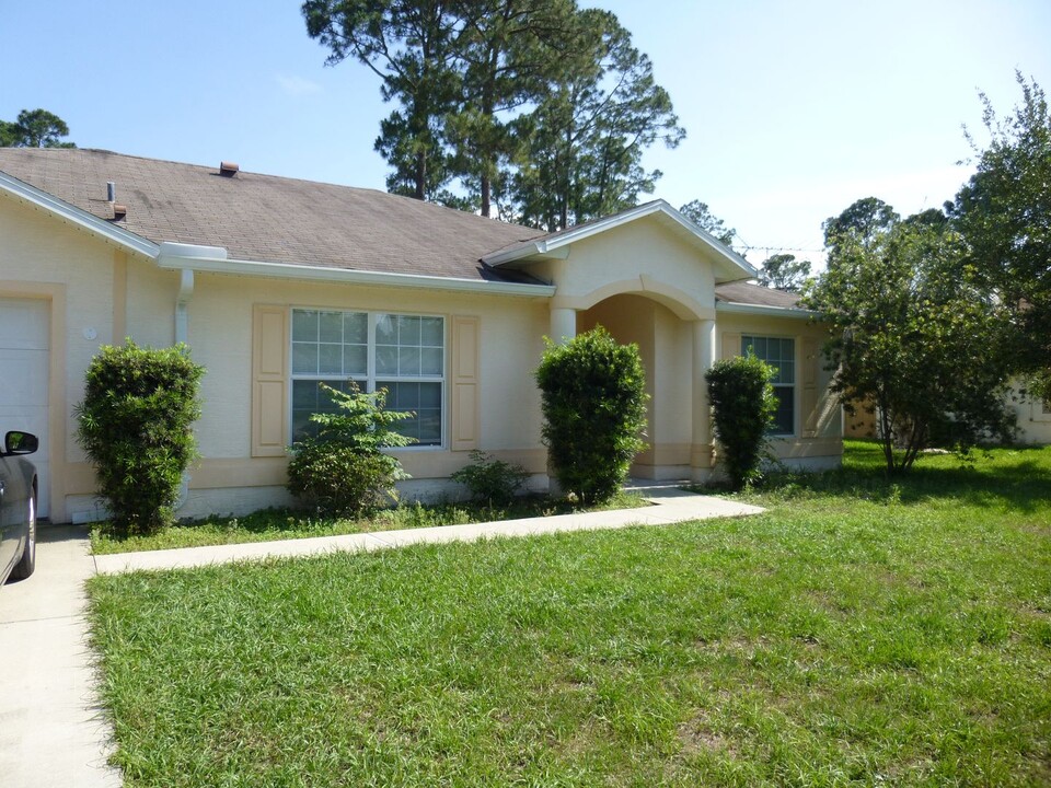 18 Puritan Ln in Palm Coast, FL - Building Photo