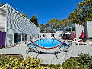 5 Lakewood Ln in Quogue, NY - Foto de edificio - Building Photo