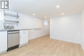 1370 Woodbine Ave in Toronto, ON - Building Photo - Building Photo