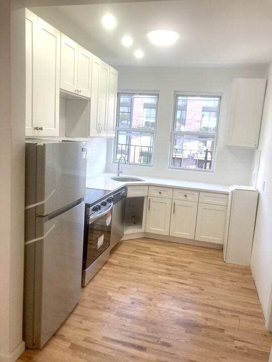 18 Scholes St, Unit 1 in Brooklyn, NY - Building Photo