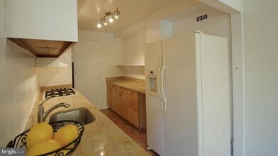 10201 Grosvenor Pl in Rockville, MD - Building Photo - Building Photo