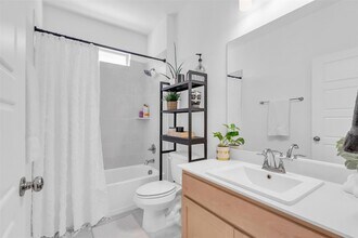 2428 Mankato Dr in Fort Worth, TX - Foto de edificio - Building Photo