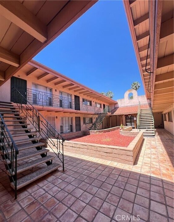 2102 S Pacific Ave in Los Angeles, CA - Building Photo