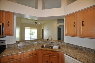 613 Straw Lake Dr in Brandon, FL - Building Photo - Building Photo