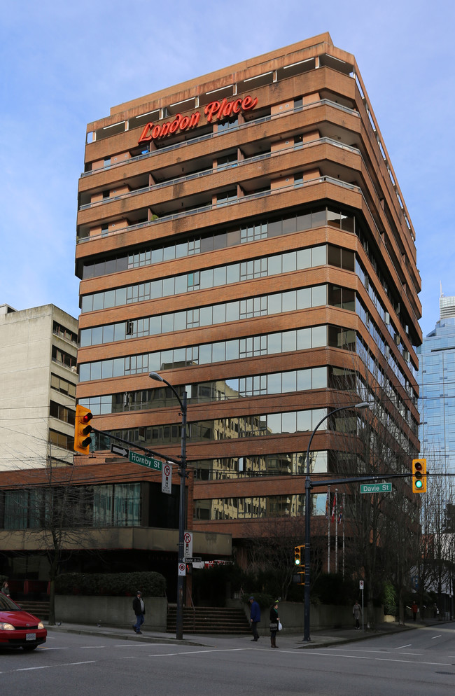 London Place in Vancouver, BC - Building Photo - Building Photo