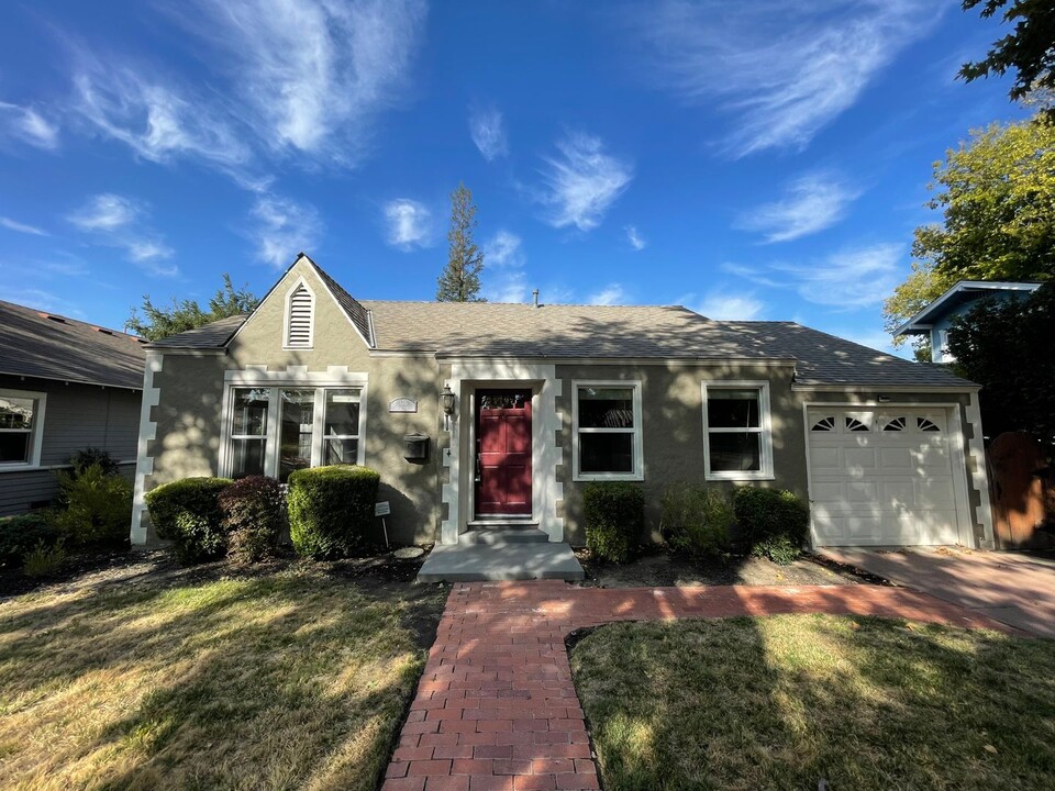 131 Olive Ave in Modesto, CA - Building Photo