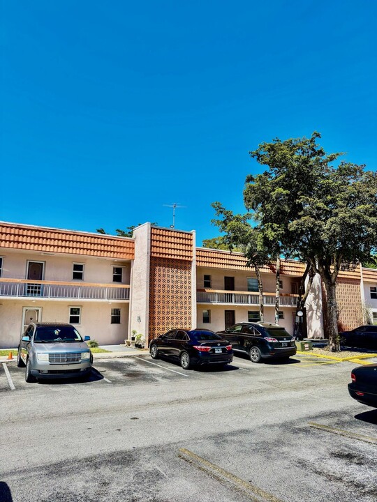 7610 Stirling Rd in Hollywood, FL - Building Photo