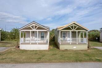 The Preserve at Oyster Creek in Oyster Creek, TX - Foto de edificio - Building Photo