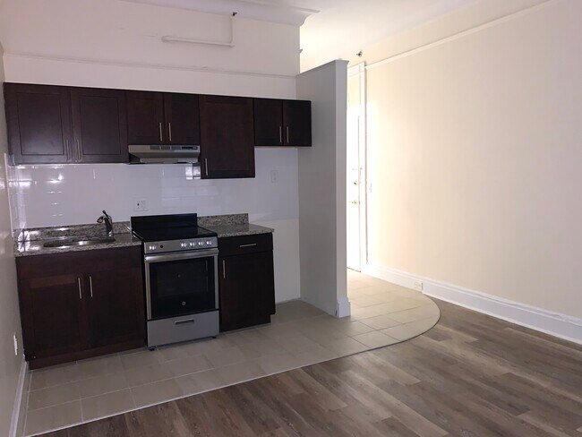 62 Boylston St, Unit 223 in Boston, MA - Foto de edificio - Building Photo