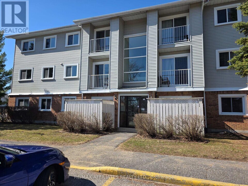 26-326 Pearl St in Smiths Falls, ON - Building Photo