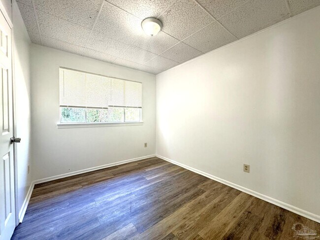 4509 Versailles Dr in Pensacola, FL - Building Photo - Building Photo