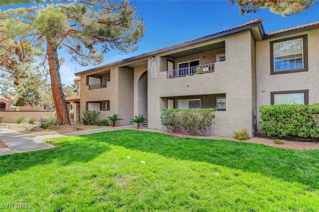 2606 S Durango Dr in Las Vegas, NV - Building Photo