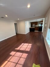 410 N Glenwood Plz in Burbank, CA - Foto de edificio - Building Photo