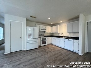 6642 Snow Meadow Dr in Converse, TX - Building Photo - Building Photo