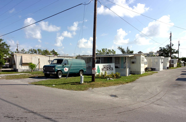 Pine Grove Trailer Court in Lake Worth, FL - Building Photo - Building Photo