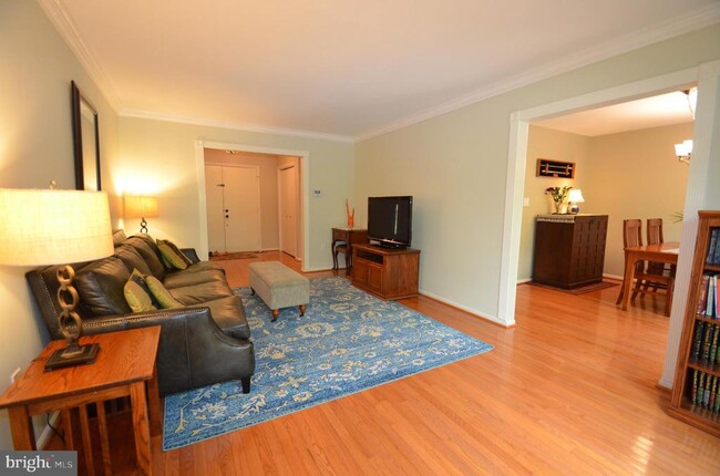 5611 Herberts Crossing Dr in Burke, VA - Building Photo - Building Photo
