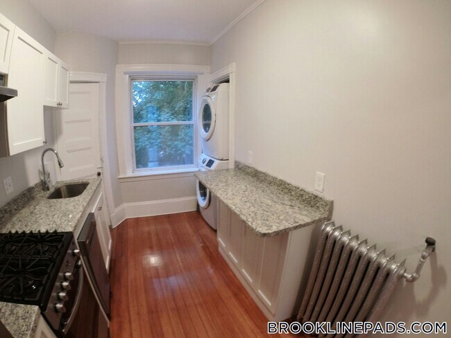36 High St, Unit #4 in Brookline, MA - Building Photo - Building Photo