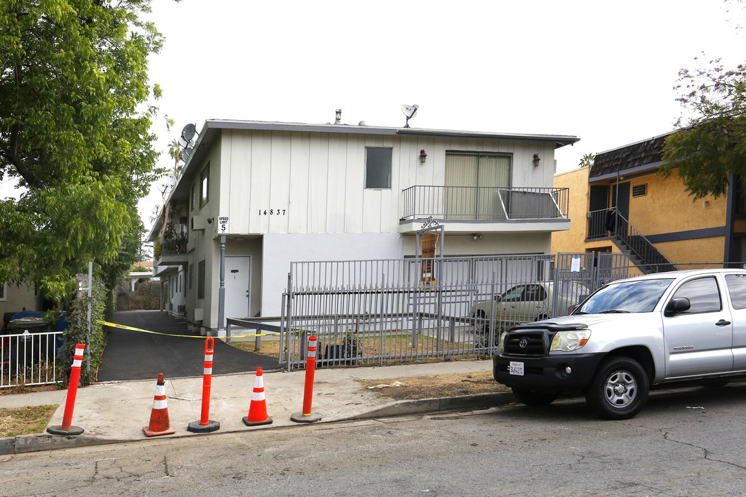 14837 Delano St in Van Nuys, CA - Building Photo