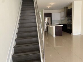 10260 NW 63rd Ter in Doral, FL - Building Photo - Building Photo