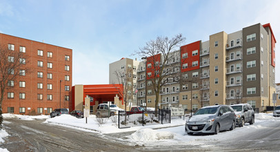 Becher Terrace (55+) in Milwaukee, WI - Foto de edificio - Building Photo