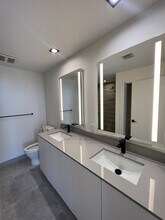 108 NW 27th St, Unit B2 in Miami, FL - Foto de edificio - Building Photo