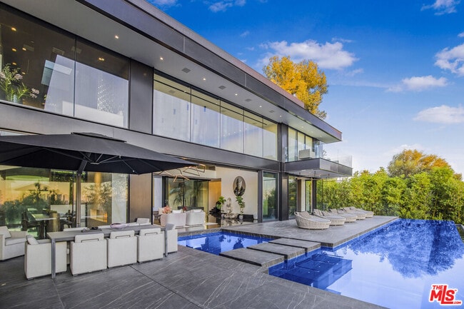 1369 Londonderry Pl in Los Angeles, CA - Building Photo - Building Photo