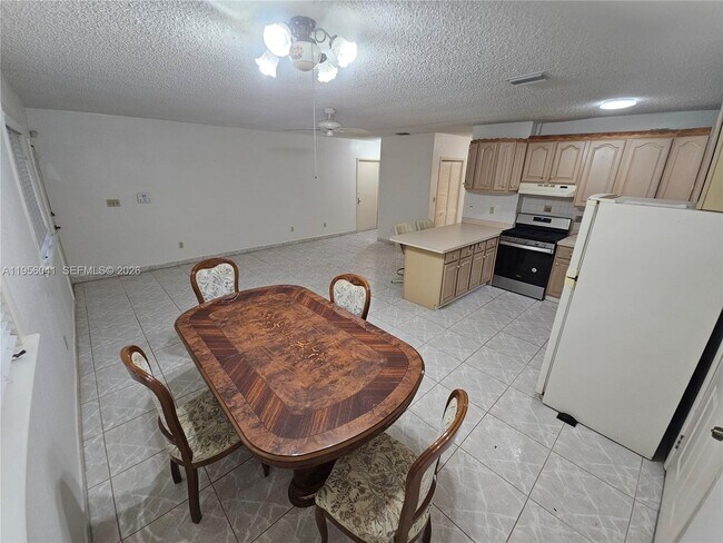 2323 Polk St in Hollywood, FL - Building Photo - Building Photo