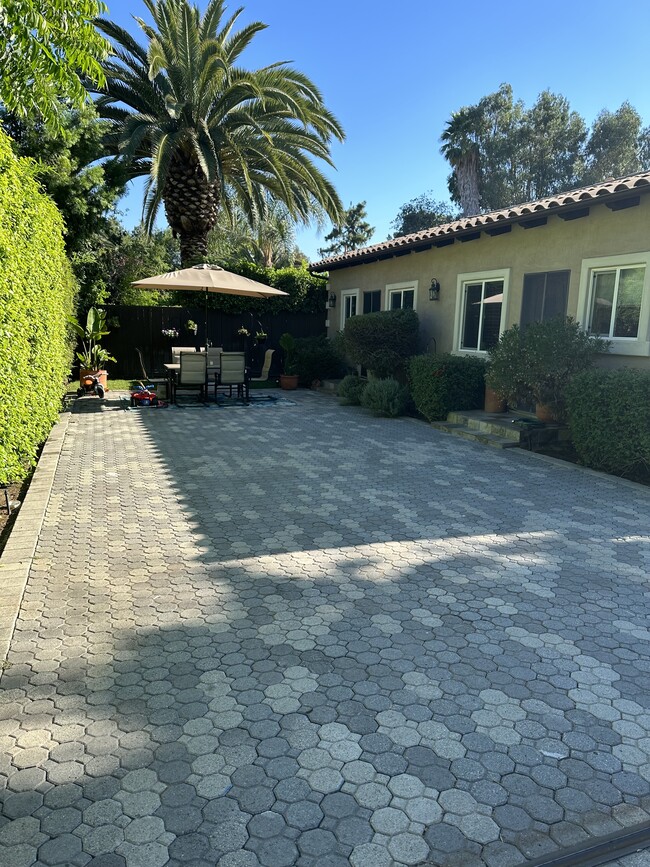 19617 Oxnard St in Tarzana, CA - Foto de edificio - Building Photo