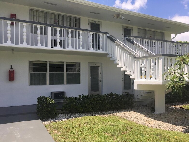 27 Kent B in West Palm Beach, FL - Building Photo