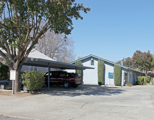 310 Center St in Hanford, CA - Building Photo - Building Photo