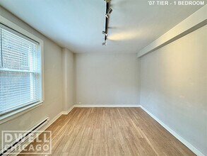 541 W Belmont Ave, Unit 1 in Chicago, IL - Foto de edificio - Building Photo