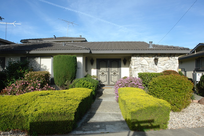 843 Opal Dr in San Jose, CA - Foto de edificio - Building Photo