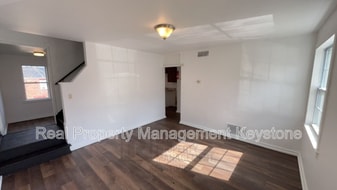 138 Delaware Dr in Carnot-Moon, PA - Building Photo