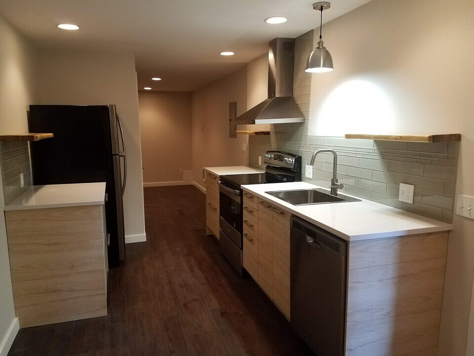 1610 SW Freeman St, Unit Apt B in Portland, OR - Building Photo
