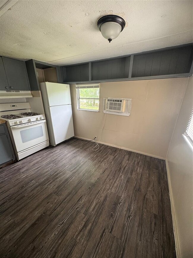 1105 Red River St in Lockhart, TX - Building Photo - Building Photo