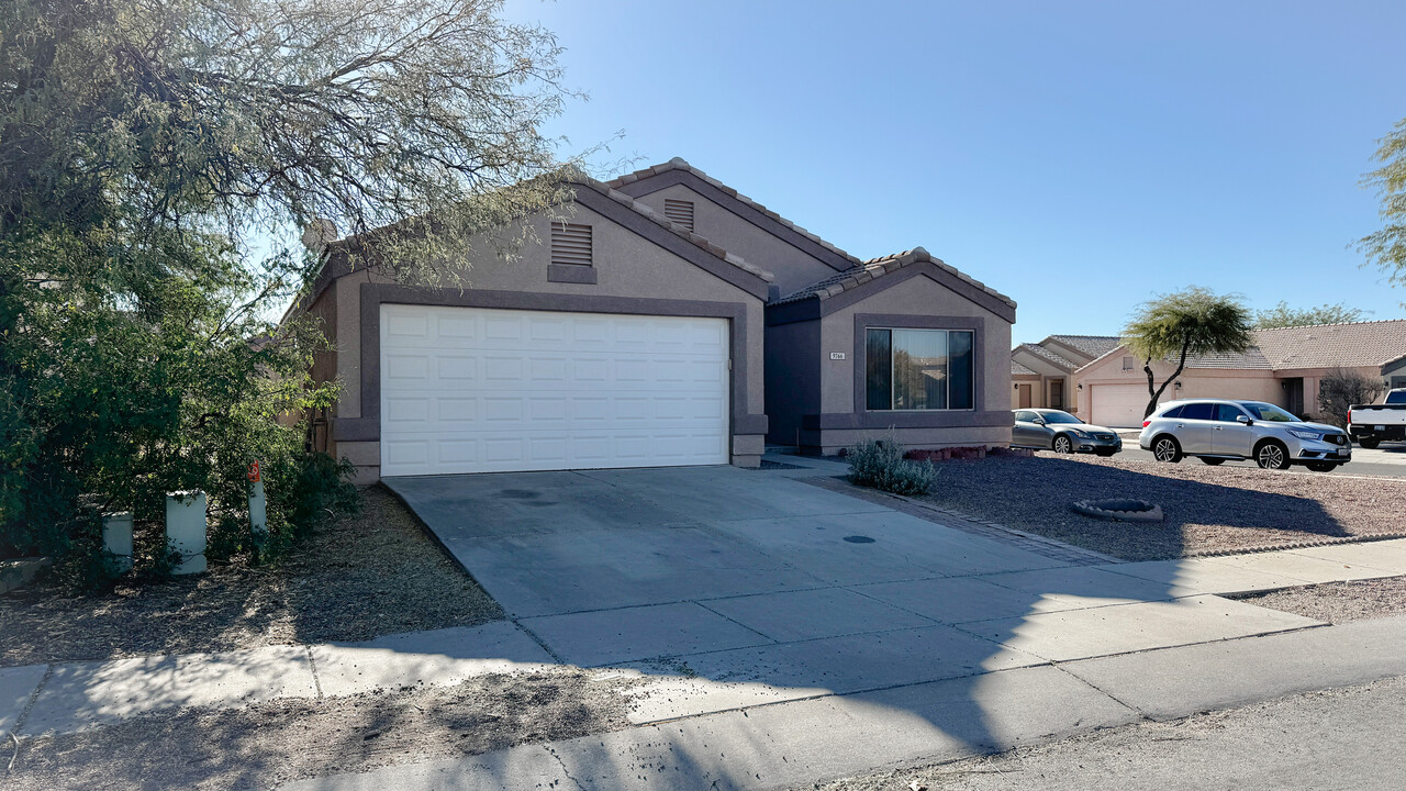 9766 E Paseo San Bernardo in Tucson, AZ - Building Photo