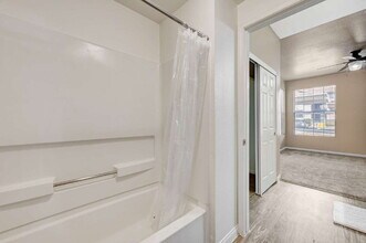 231 W Horizon Ridge Pkwy in Henderson, NV - Foto de edificio - Building Photo