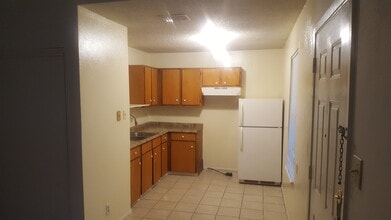 631 J St, Unit Apartment 1 in San Antonio, TX - Building Photo - Building Photo