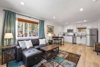 1463 Ormsby Dr, Unit Guest Unit in South Lake Tahoe, CA - Foto de edificio - Building Photo