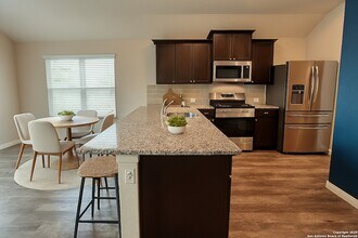 1043 Raceland Rd in San Antonio, TX - Building Photo - Building Photo