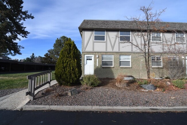 property at 5004 E Hinsdale Pl